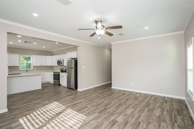 Building Photo - 9330 Crestview Dr Rental