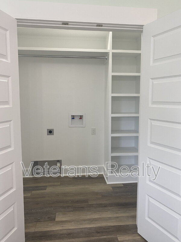 Building Photo - 127 E 5th St Rental