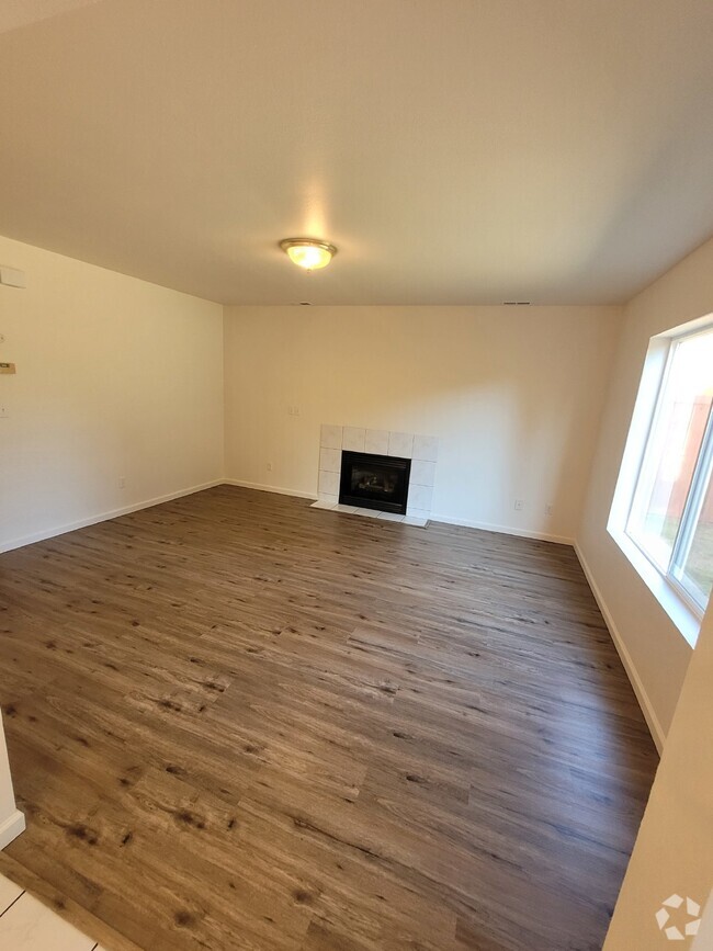 Building Photo - Spacious 3-Bedroom Duplex with 2.5 Baths i... Rental