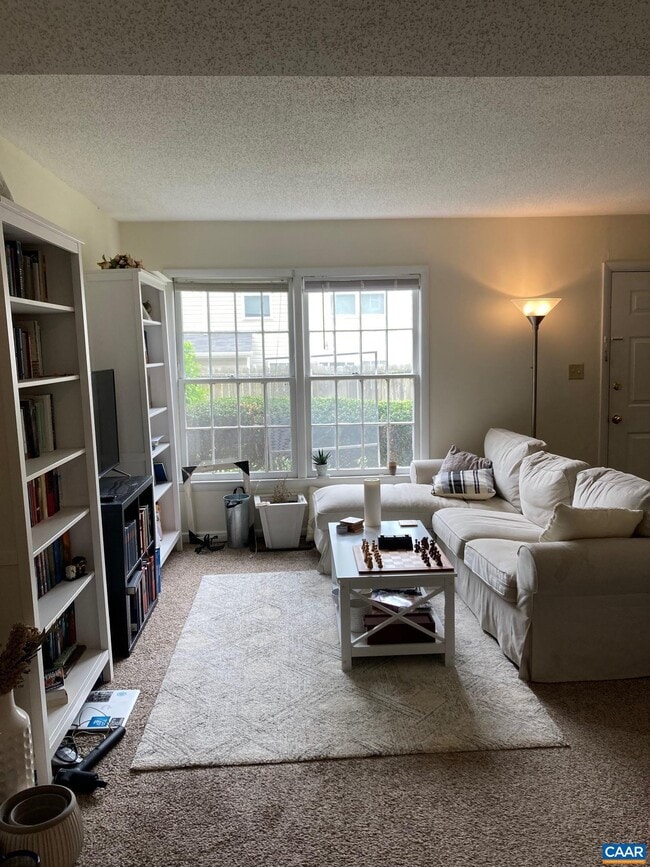 Building Photo - 2527 HYDRAULIC Rd Unit 56