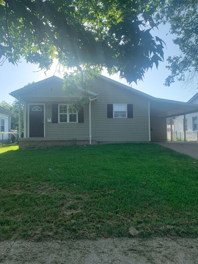 Building Photo - 3 Bedroom, 1 Bath House in Cute Neighborhood!