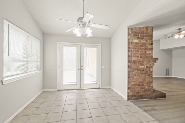 Photo - 18726 Droitwich Dr