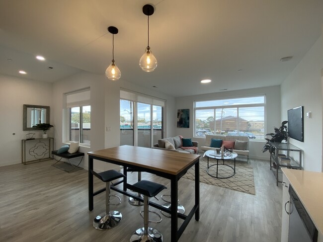 Photo - HIGHPOINT Highwood Station 546