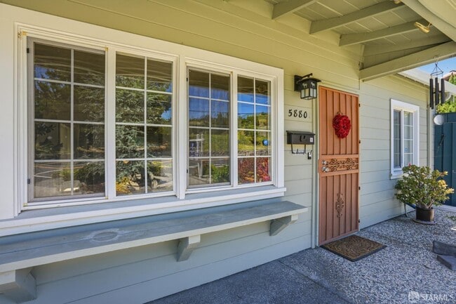 Photo - 5880 Olinda Rd