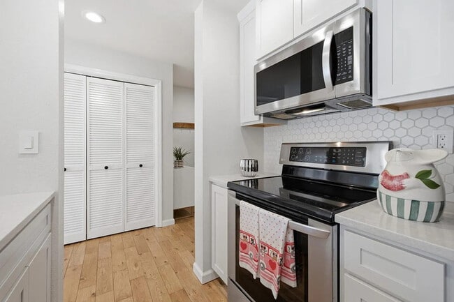 Building Photo - 4151 El Camino Way Unit APT K