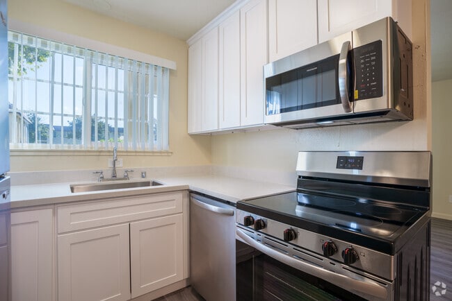 1BR, 1BA - 610SF - Kitchen