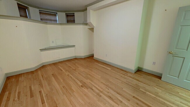 Photo - Large Unit on Newbury St, In-Unit Washer and Dryer, Eat-in Kitchen, All Large Bedrooms, Desirable...