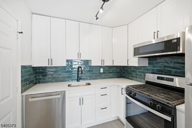 Building Photo - 76 Mt Kemble Ave