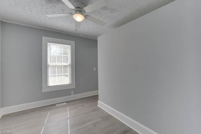 Photo - 2bedroom Townhouse Duplex- Huge Yard. May 1 move  in!!!