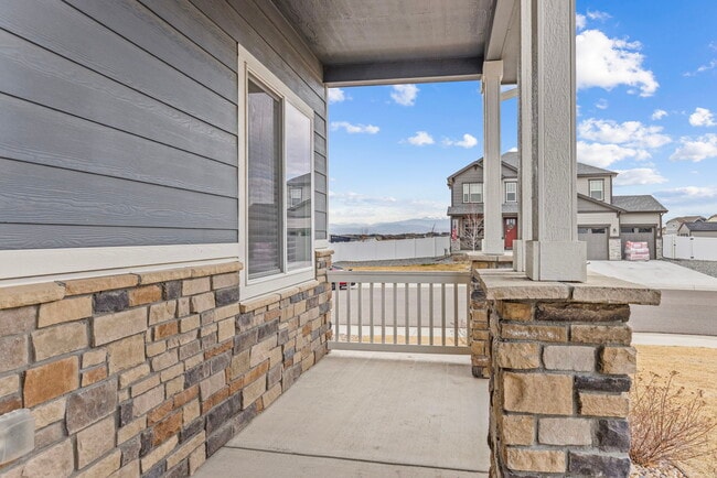 Photo - 1661 Northcroft Dr