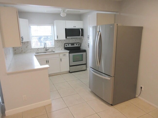 Photo - 2572 Emory Dr W