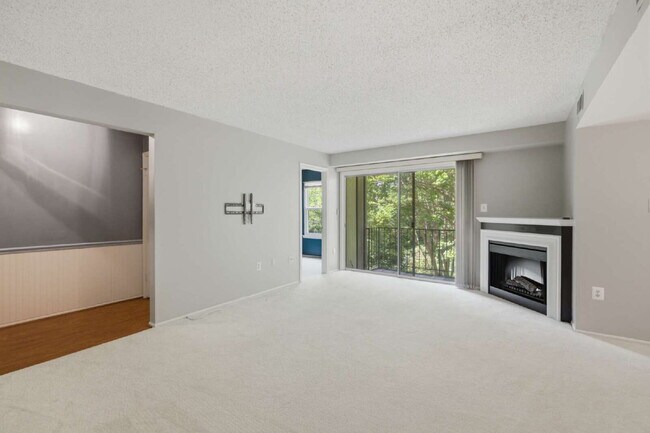 Photo - Lakeside End-Unit Condo Near Metro Convenience Unit #251