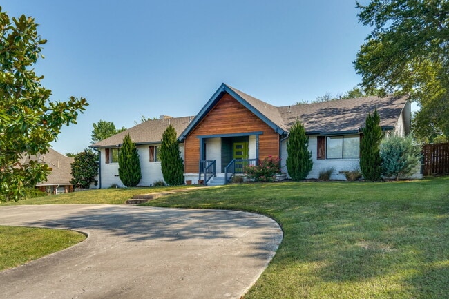 Building Photo - Garland Split Level