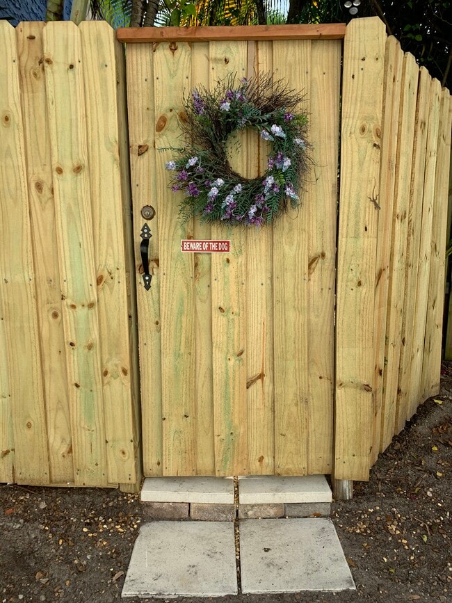 Building Photo - 1229 SE 2nd St Unit Garden apartment