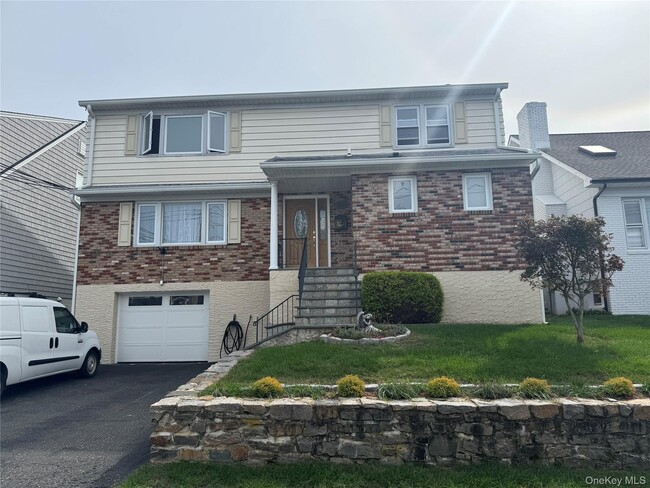 Building Photo - 222 Gainsborg Ave E Unit 2