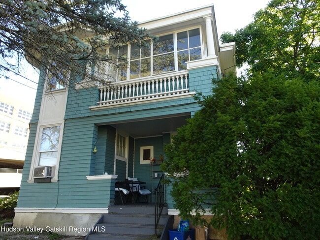 Photo - 823-825-825 Columbia St