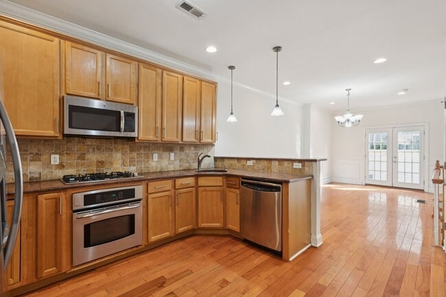 Building Photo - Beautiful 3 bedroom house with Private bac...