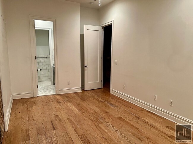 Photo - 6BR 3BA Historic Limestone Duplex In Crown... Apartamento Unidad B