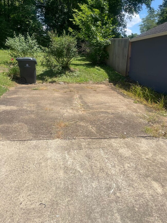 Photo - Knoxville 37920 - Very nice updated 2 bedroom home in South Knoxville for rent. - Contact Lisa Vi...