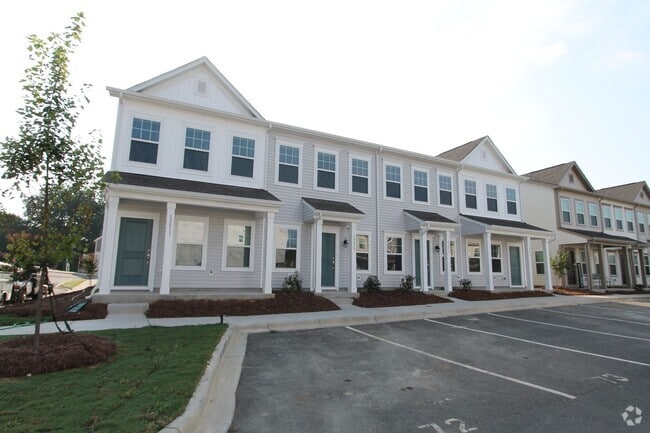 Building Photo - BEAUTIFUL 2 Bedroom Townhome in MIDLAND AV...