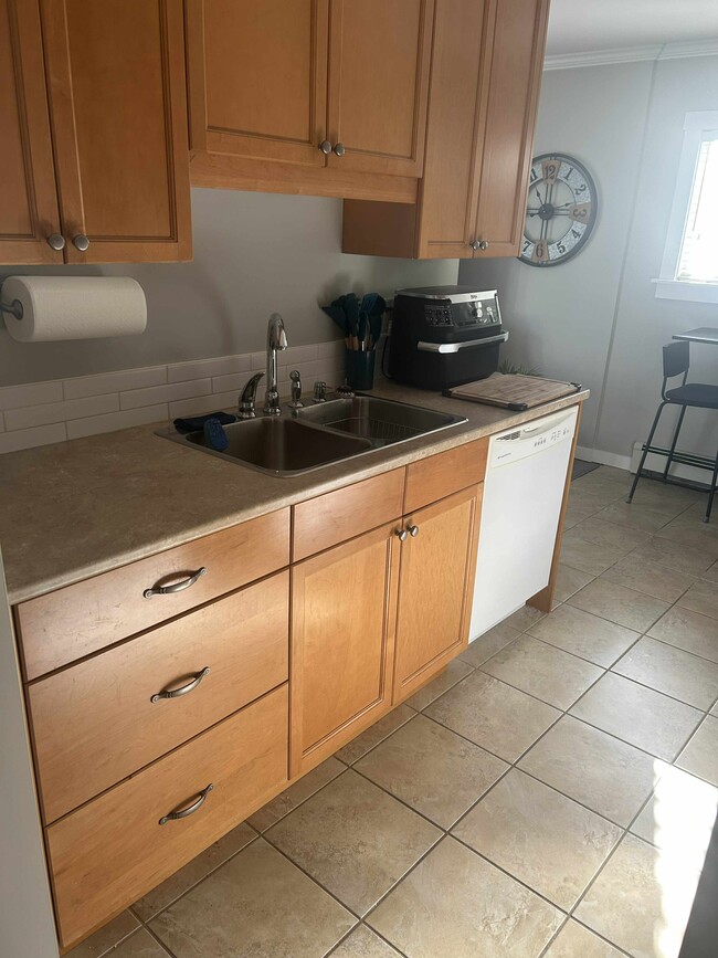 Photo - 255 Hirst Av W