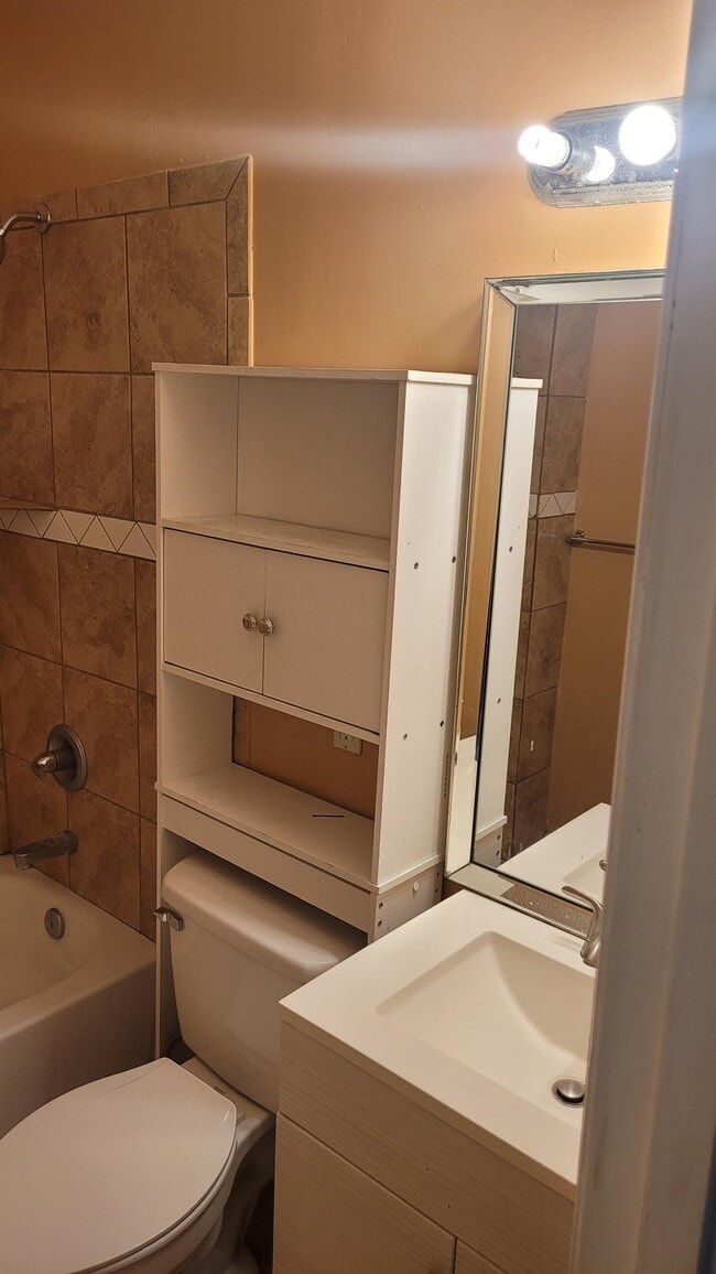 Photo - 2225 E 6th St