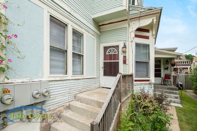 Photo - 250 Henry Ave SE