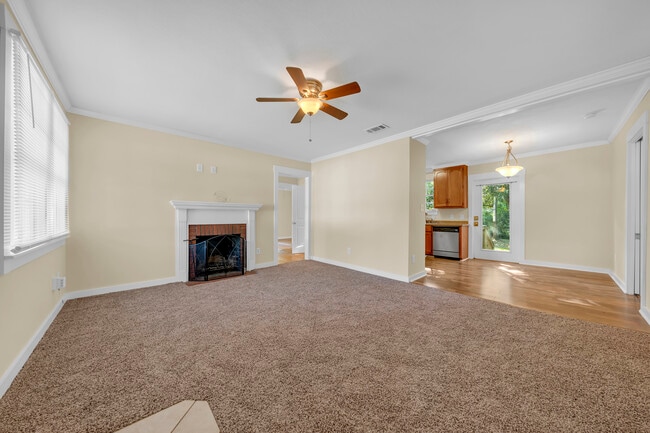 Photo - 207 Border Dr E