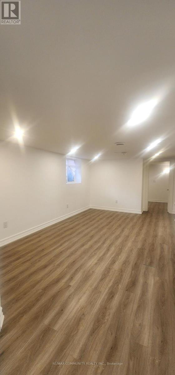 Photo - 859 Mary St N