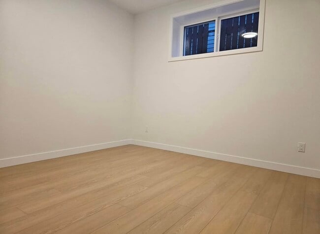 Photo - 15315-15395 95 Ave NW