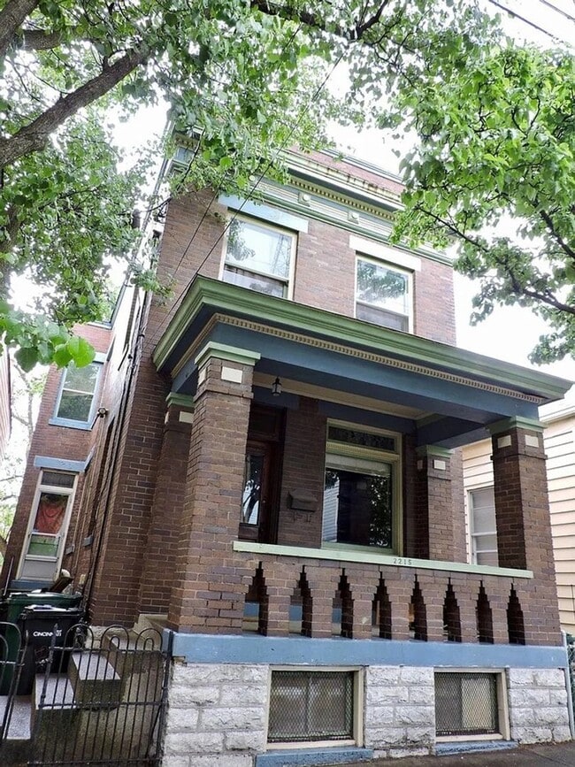 Building Photo - 2215 Victor St Unit #2