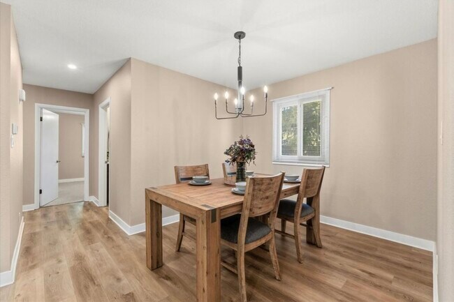 Photo - 408 Weathering Dr