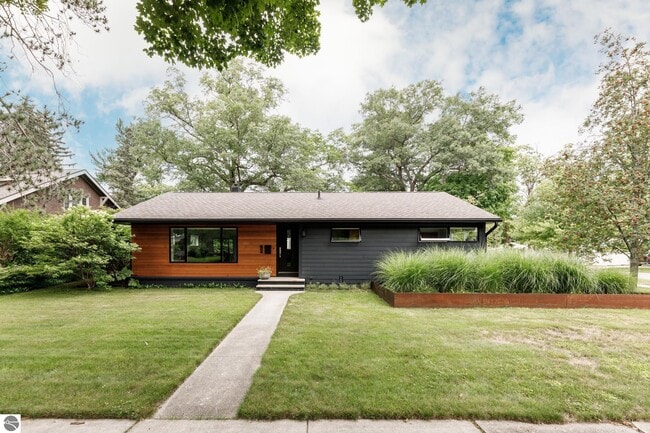 Building Photo - 604 Sixth St