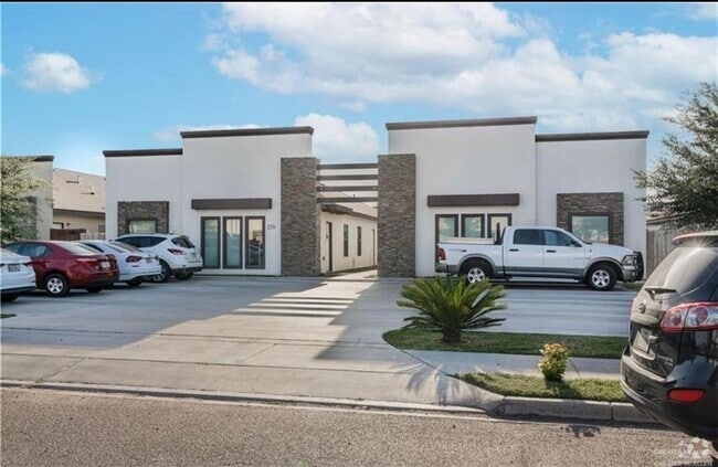Building Photo - 1219 White Oak Dr Unit Apt 2