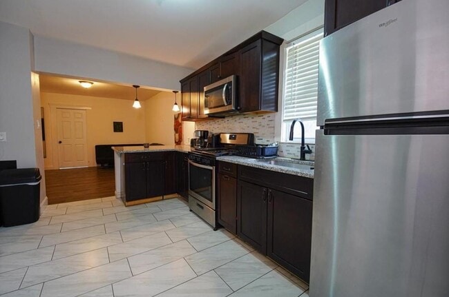 Building Photo - 542 41st St Unit 2