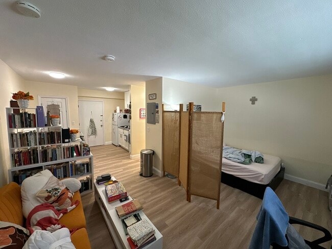 Building Photo - 720 Bennington St Unit 106