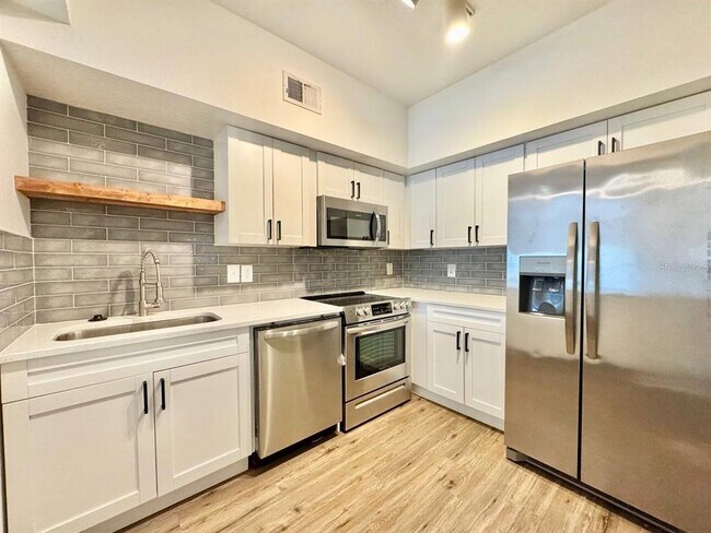 Photo - 2402 W Azeele St Unidad 439 Rental