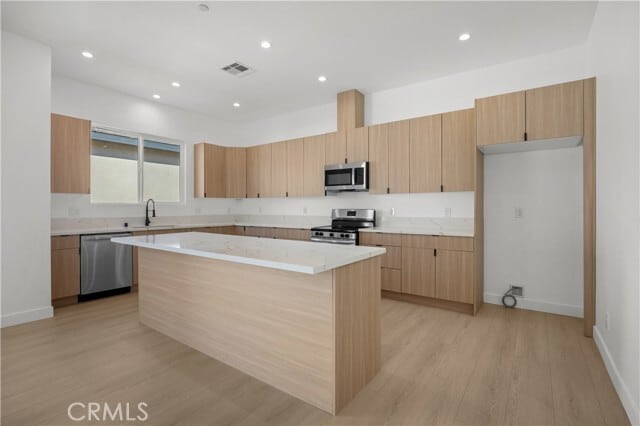 Photo - 6948 Amestoy Ave