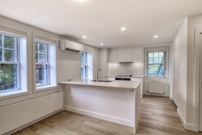 Building Photo - 1 Av. Rosemount Unit 23