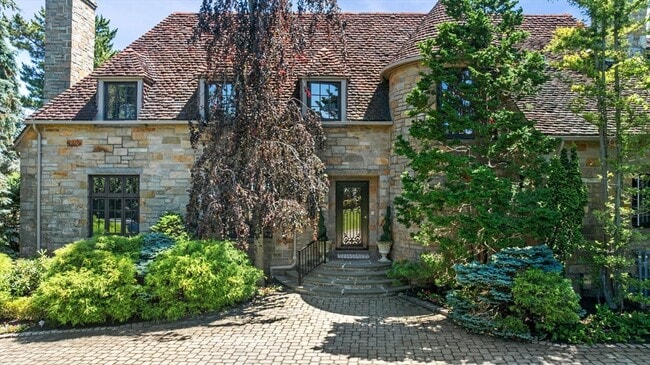 Photo - 2 Lincoln House Point