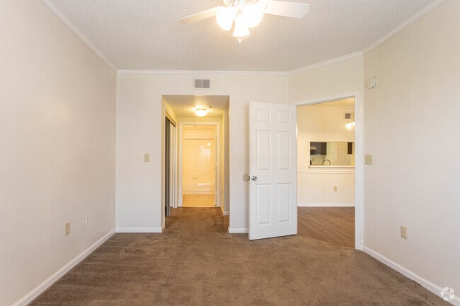 2BR, 2BA - 990SF