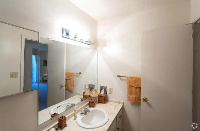 1BR, 1BA - 504 SF