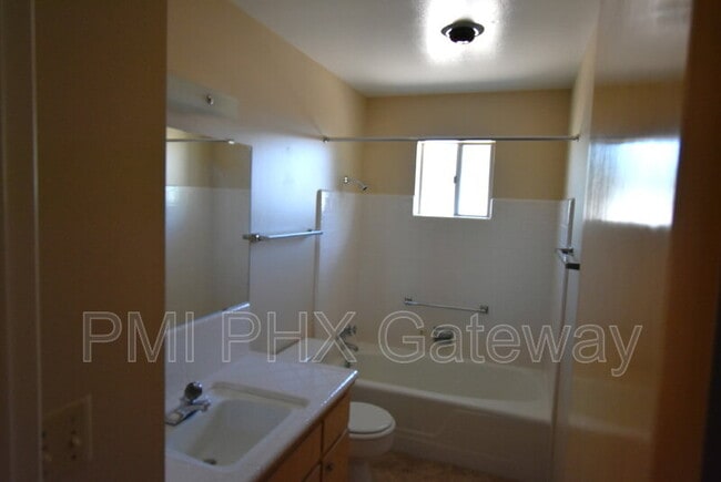 Photo - 5440 E Des Moines St