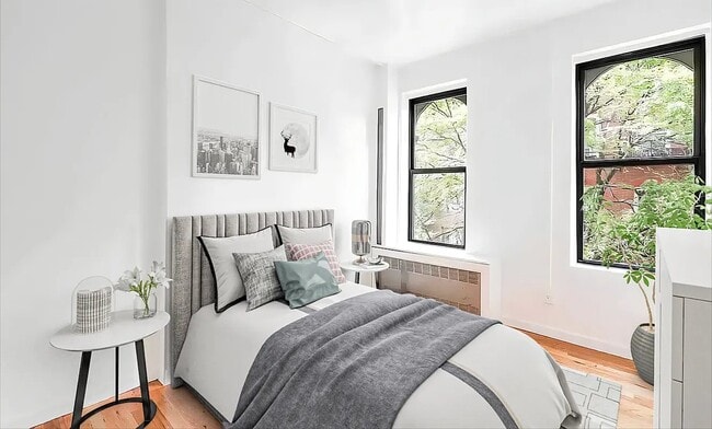 Building Photo - 322 W 11th St Unit 21