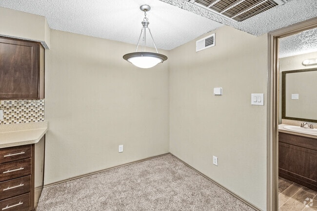 B2 2BR, 2BA - 950SF Dining Room