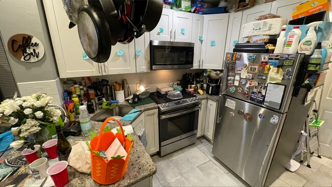 Building Photo - 226 Maverick St Unit 2R Rental