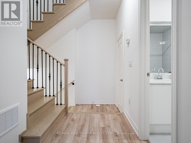 Photo - 533 Dundas St E