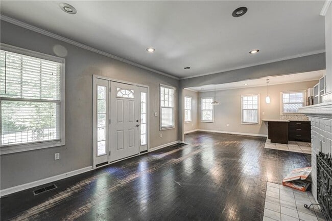 Photo - 483 Burlington Rd NE