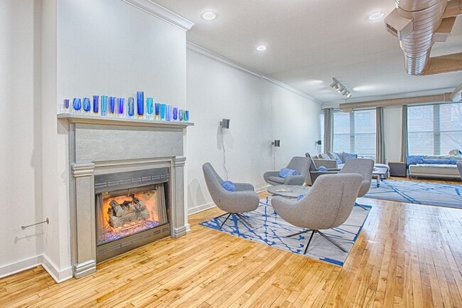 Photo - Video Tour- HUGE 1 Bedroom- 2 1/2 Bath Apartment. High-end loft style. Cook's Kitchen- Common Roo... Unidad 1121-2