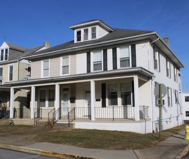 Building Photo - 2 Bedroom Duplex with Basement and Storage